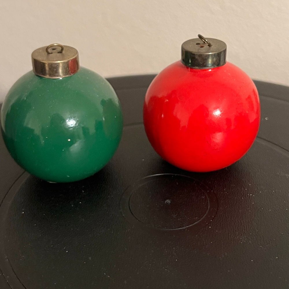 Red & green Christmas ornament salt & pepper shakers